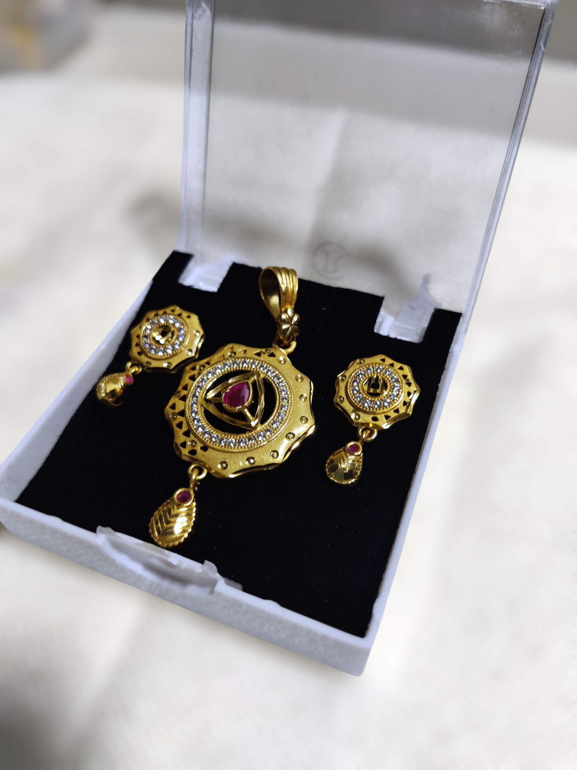 Ashi Regal Bloom Pendant Set – Golden Shine