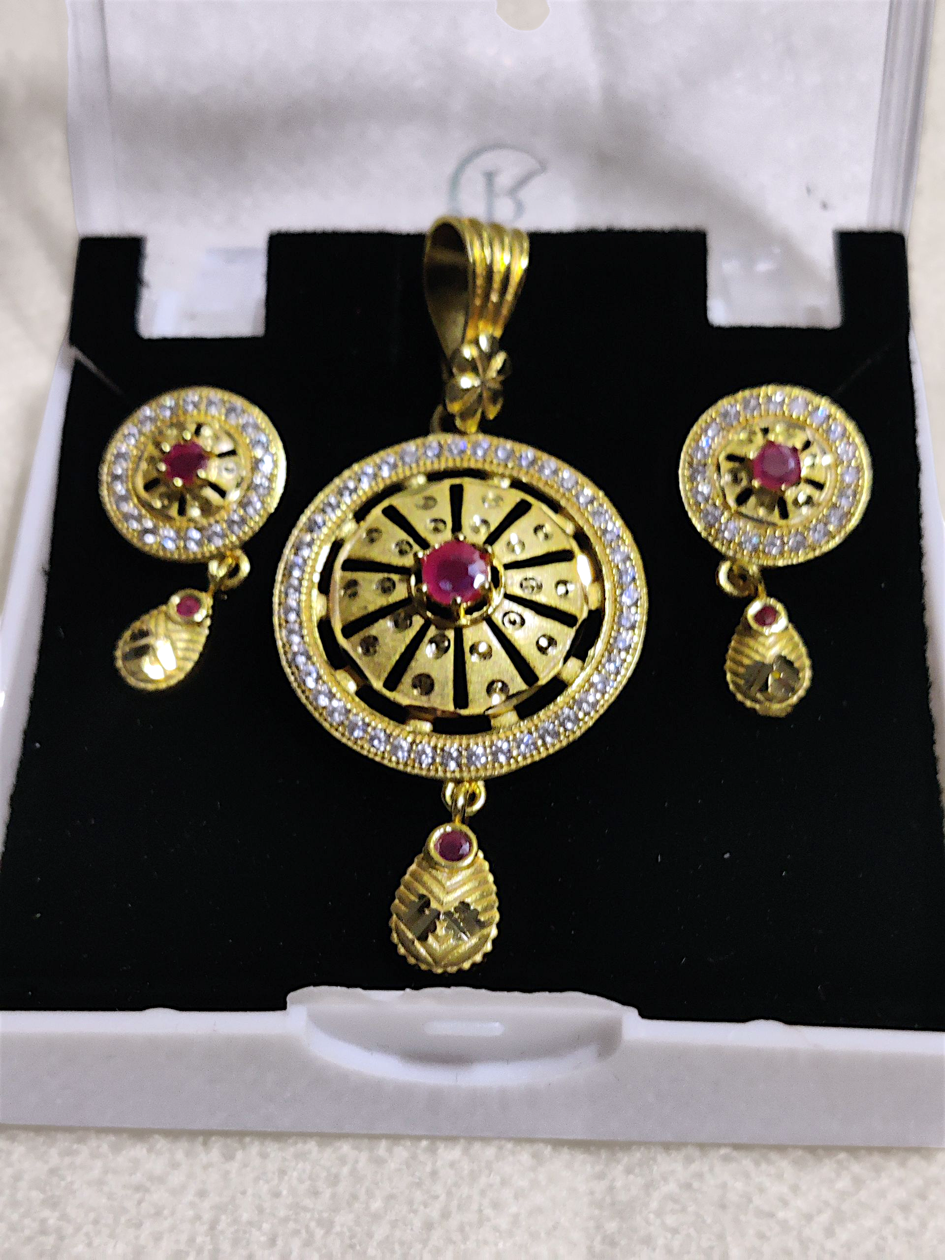 Ashi Royal Radiance Pendant Set – Golden Aura